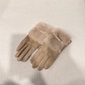 Elegant Tan Fur-Trimmed Gloves